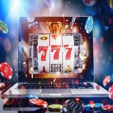 Người chơi đặt cược bóng đá trên điện thoại với giao diện kqxsmtrung thân thiện